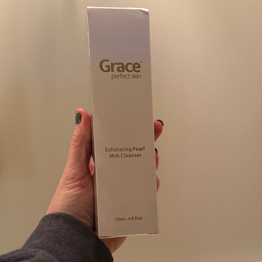 Exfoliating Pearl Milk Cleanser - White